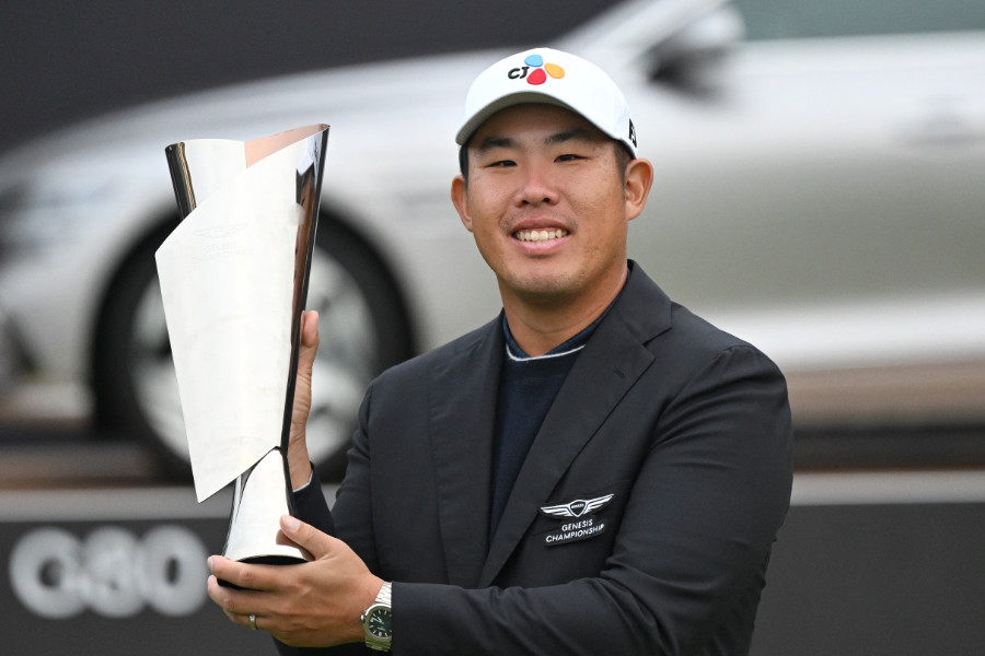 An-Byeong Hun mit dem Pokal für den Gewinn der Genesis Championship