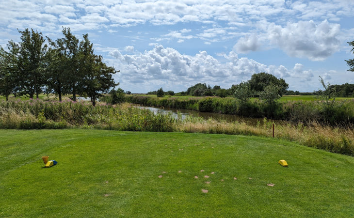 Eine Teebox auf einem Golfplatz