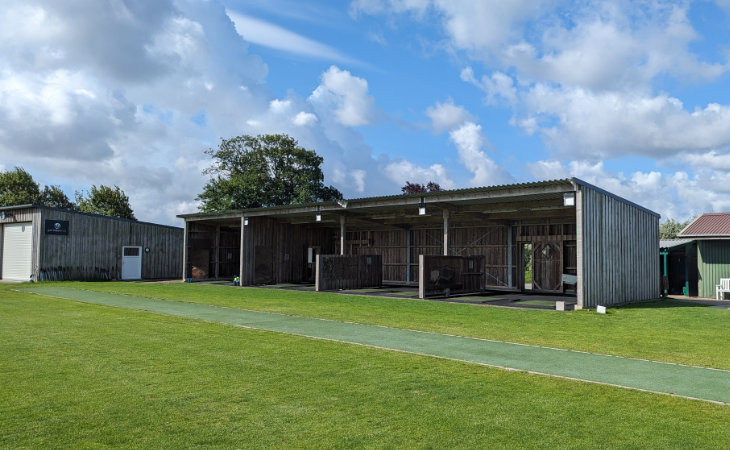 Eine Driving Range auf einem Golfplatz