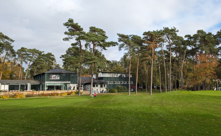 Das Clubhaus eines Golfclubs