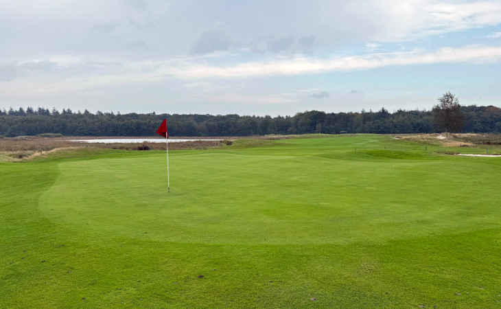 Eine Fahne auf einem Grün in einem Golfclub