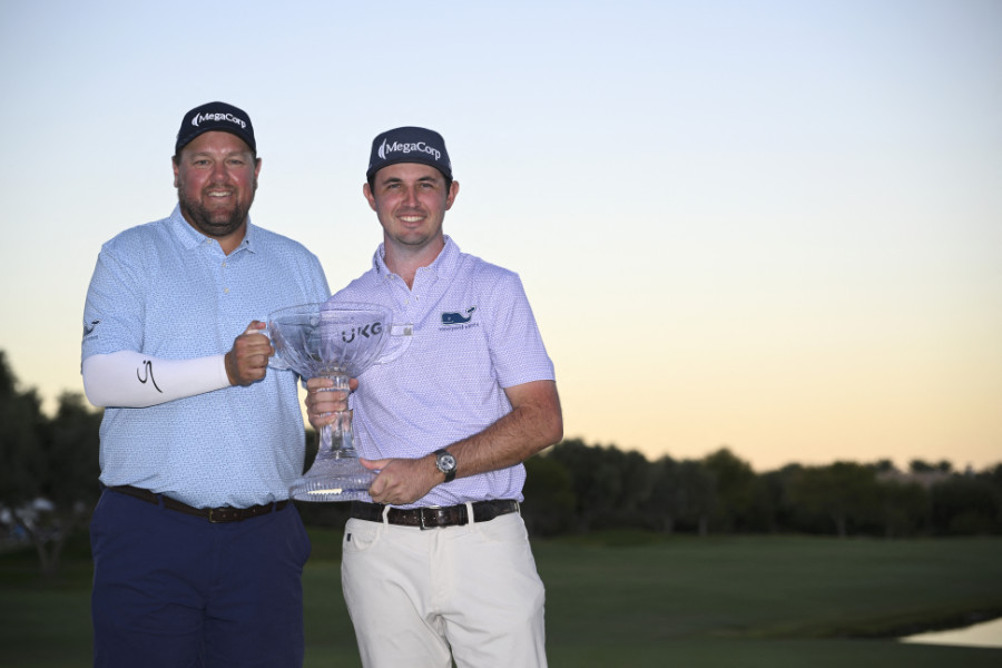 J.T. Poston und sein Caddie präsentieren die Trophäe der Shriners Children's Open.