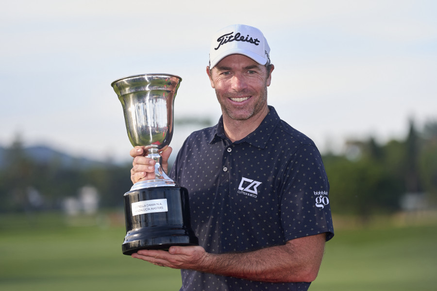 Julien Guerrier mit der Trophäe der Estrella Damm Andalucia Masters