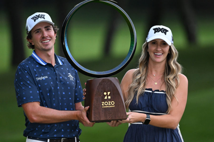 Nico Echavarria und seine Freundin mit dem Pokal der Zozo Championship