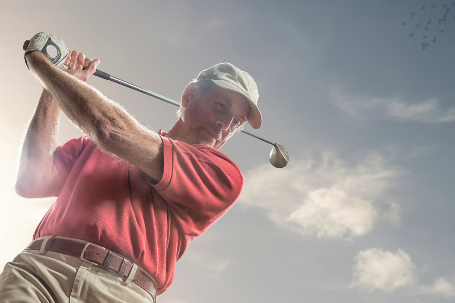 Ein Golfer holt zum Schlag aus