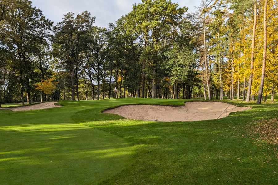 Eine Fahne und ein Sandbunker auf einem Golfplatz