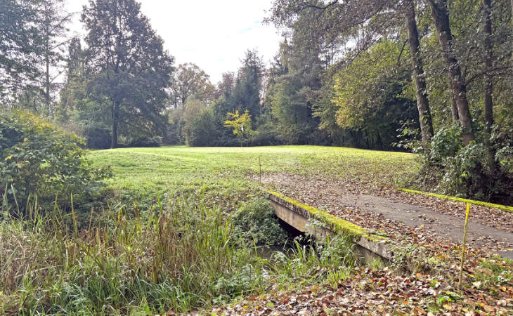 Eine Brücke auf einem Golfplatz