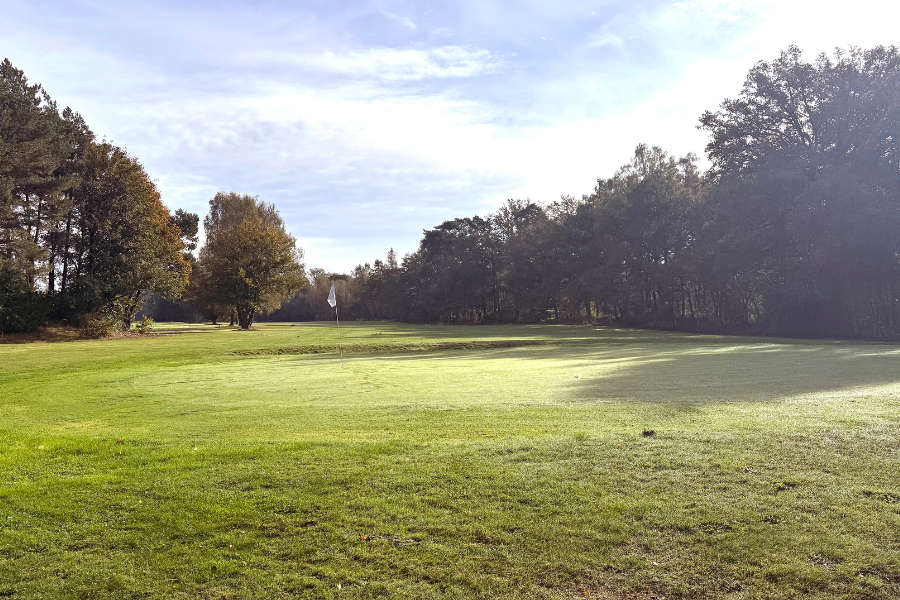 Ein Golfplatz im Sonnenschein