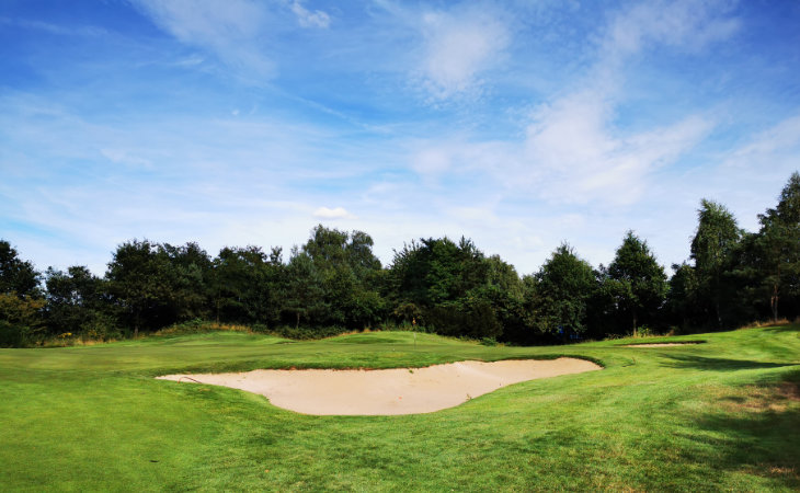 Ein Sandbunker auf einem Golfplatz