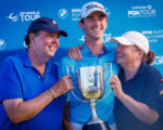 Elvis Smylie und seine Eltern präsentieren den Pokal der BMW Australian PGA Championship