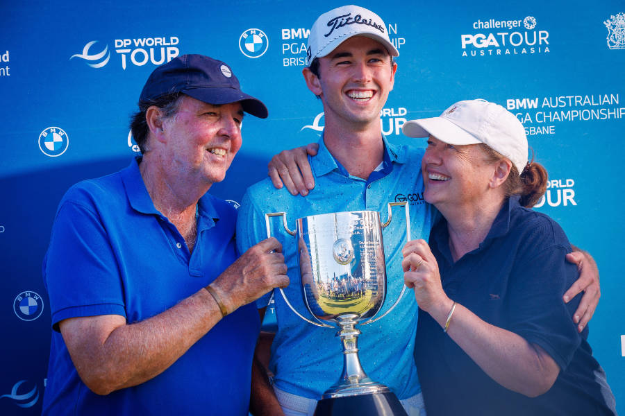 Elvis Smylie und seine Eltern präsentieren den Pokal der BMW Australian PGA Championship