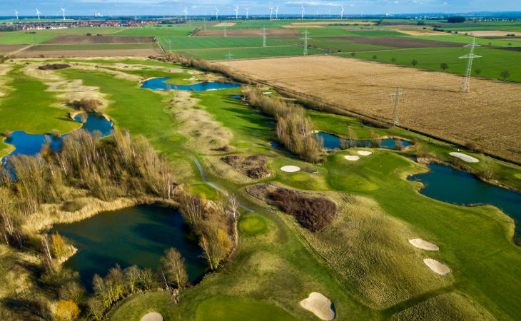 Drohnenaufnahme eines Golfplatzes