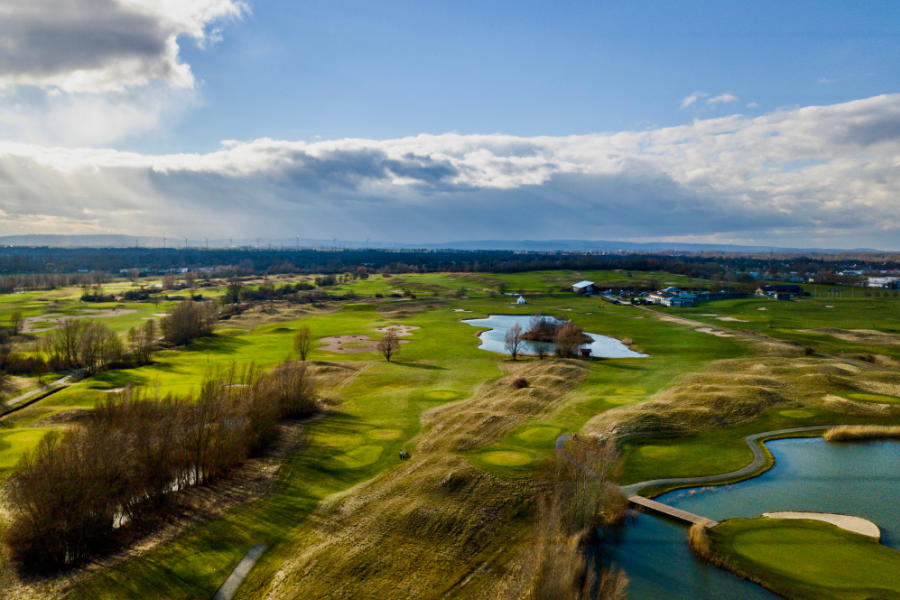 Drohnenaufnahme eines Golfplatzes