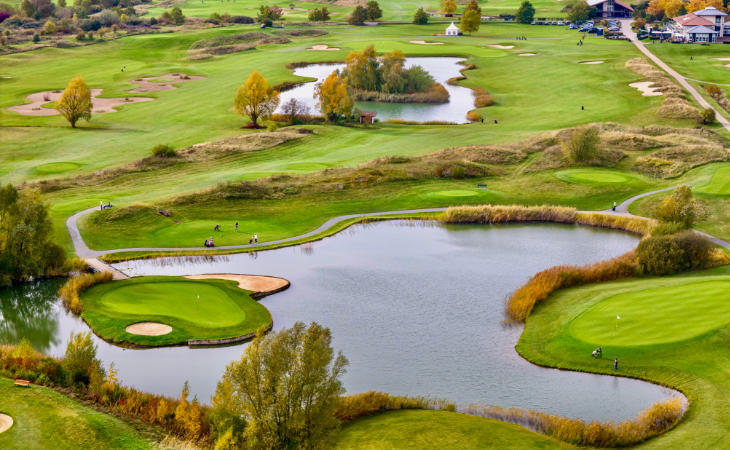 Ein Green mitten auf einem Wasserhindernis auf einem Golfplatz