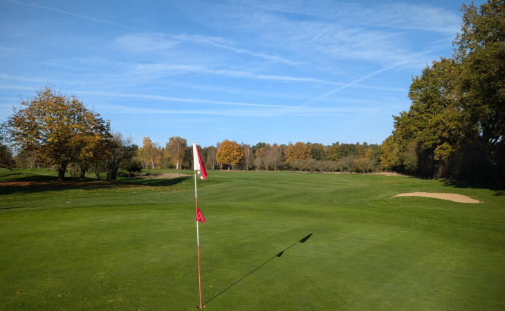 Eine Fahne auf einem Golfplatz