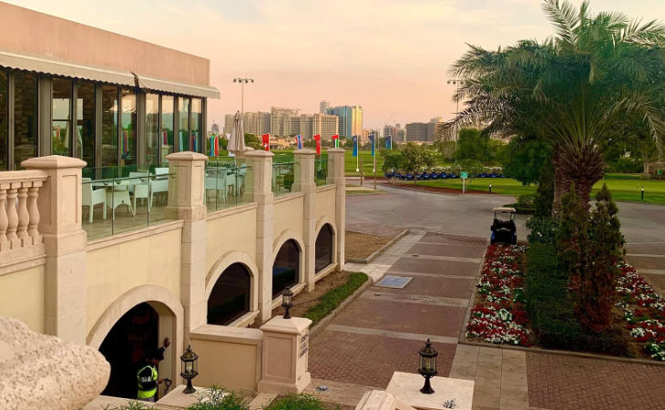 Das Clubhaus eines Golfplatzes in Dubai