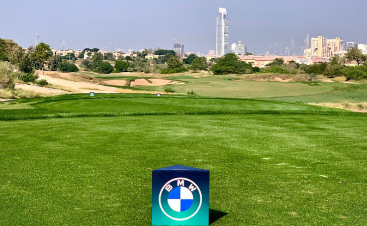 Ein Golfplatz in Dubai mit der Skyline im Hintergrund