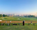 Golfer auf einer Driving Range in Dubai