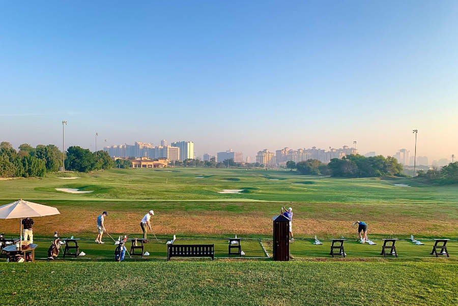 Golfer auf einer Driving Range in Dubai