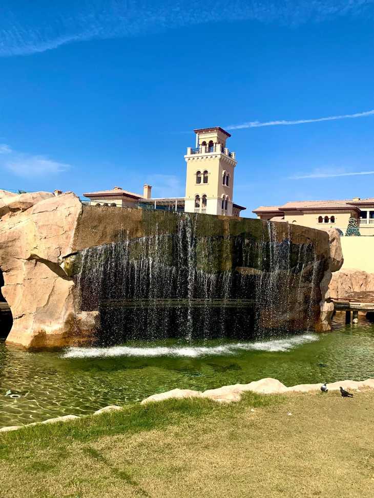 Ein Wasserfall auf einem Golfplatz in Dubai