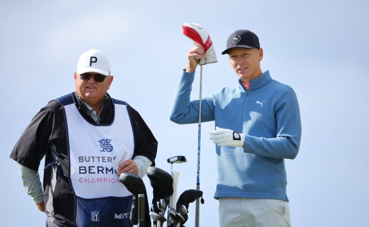 Matti Schmid mit seinem Caddy bei der Butterfield Bermuda Championship