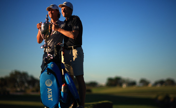 Maverick McNealy und sein Caddy Scout McNealy präsentieren die Trophäe des RSM Classic