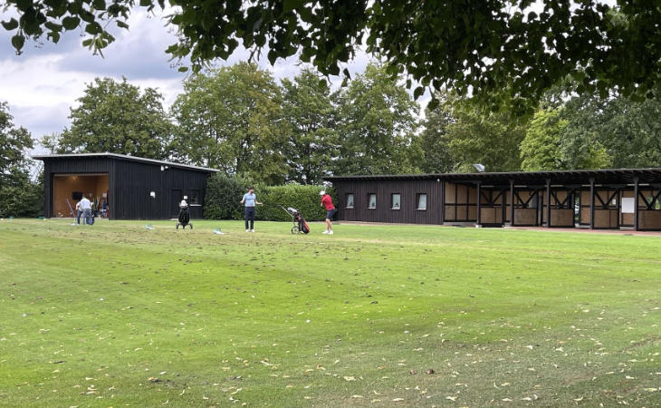 Die Driving Range eines Golfclubs