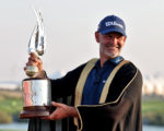 Paul Waring präsentiert die Trophäe der Abu Dhabi HSBC Championship