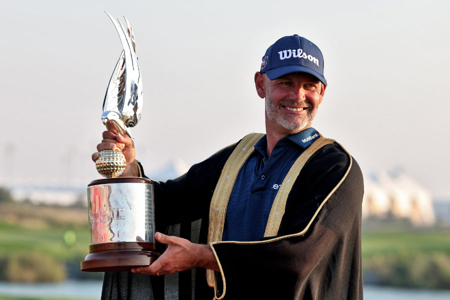 Paul Waring präsentiert die Trophäe der Abu Dhabi HSBC Championship