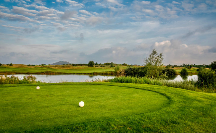 Ein Green auf einem Golfplatz