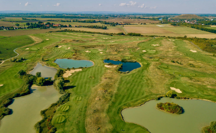 Drohnenaufnahme eines Golfplatzes