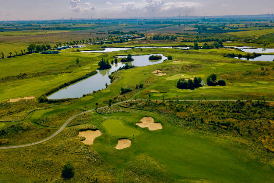 Drohnenaufnahme eines Golfplatzes