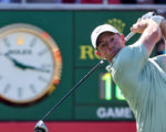 Rory McIlroy guckt seinem abgeschlagenen Ball hinterher