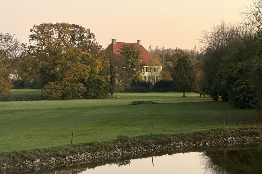 Das Wasserschloss Vornholz hinter dem Golfplatz