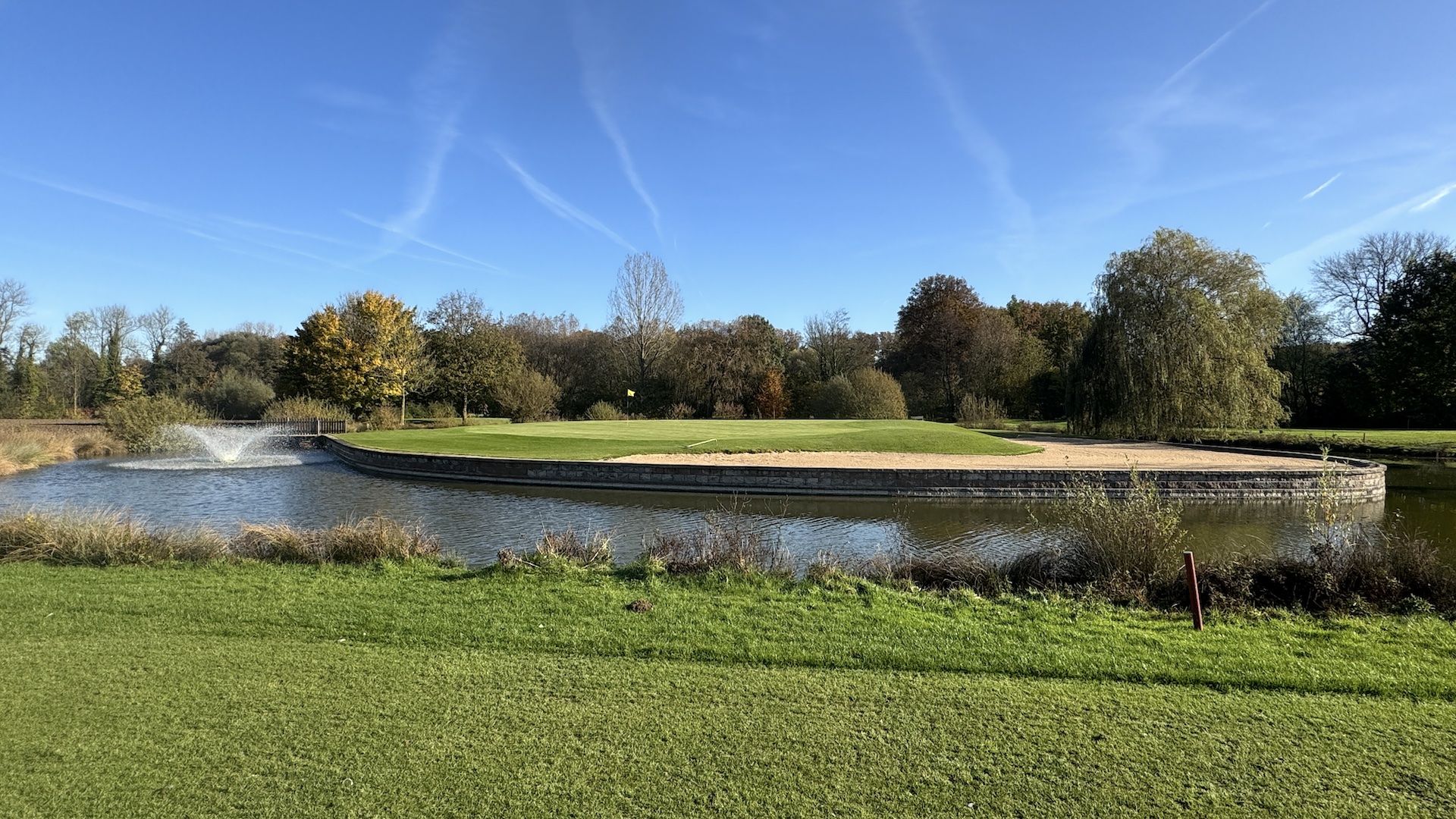 Ein Inselgrün auf einem Golfplatz