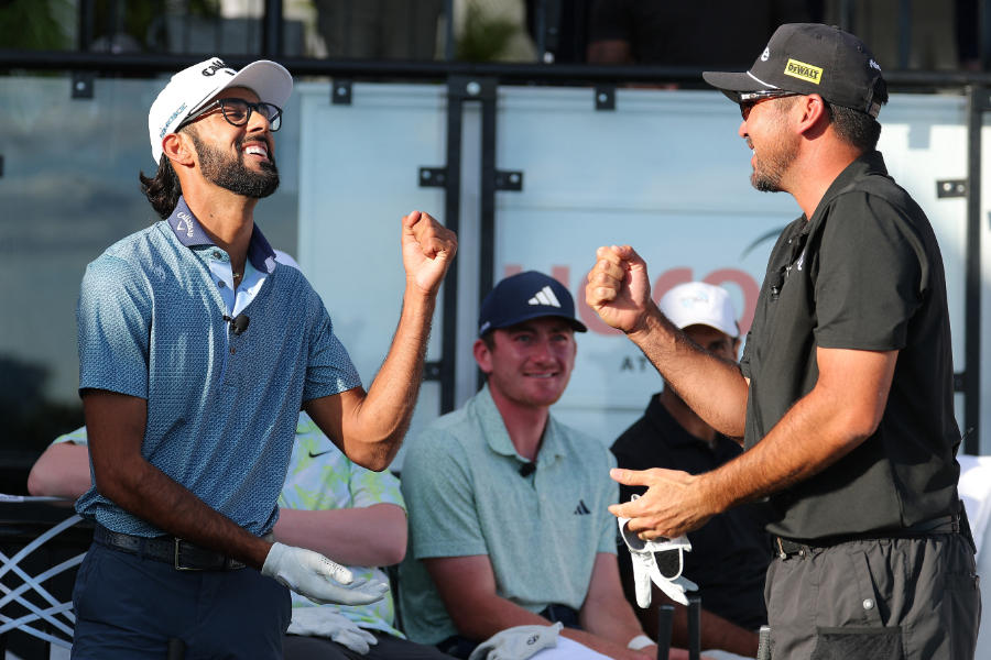 Zwei Golfer geben sich einen Fistbump