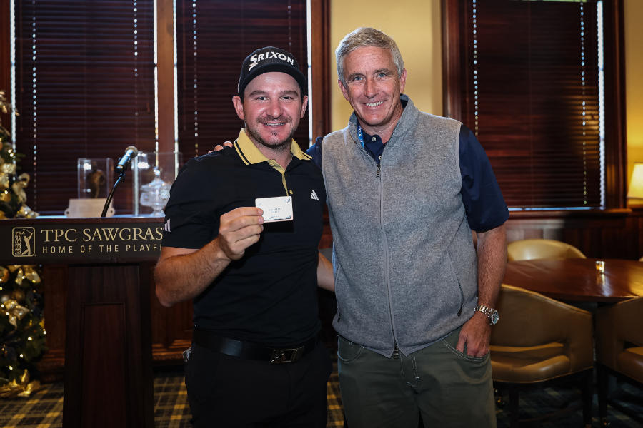 Alejandro Tosti zeigt seine Tour-Karte für die PGA Tour mit Commissioner Jay Monahan