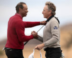 Tiger Woods beim Shakehands mit Bernhard Langer