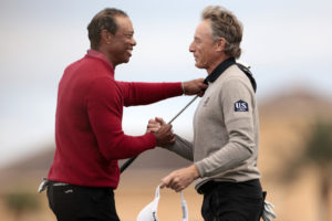 Tiger Woods beim Shakehands mit Bernhard Langer