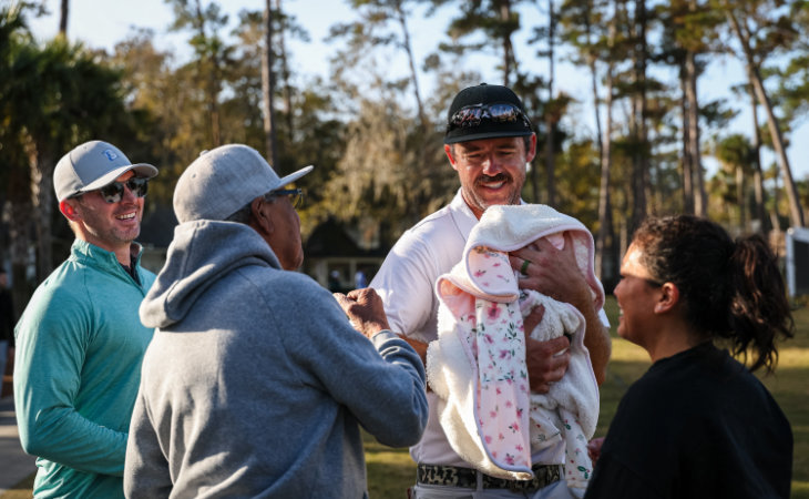 Lanto Griffin trägt ein Baby und feiert seinen Sieg auf der PGA Q-School 2024