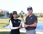 Patty Tavatanakit und Jake Knapp präsentieren die Trophäe des Grant Thornton Invitational