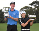 Ryggs Johnston und Shin-Ji Yai präsentieren ihre Trophäen bei der ISPS Handa Australian Open