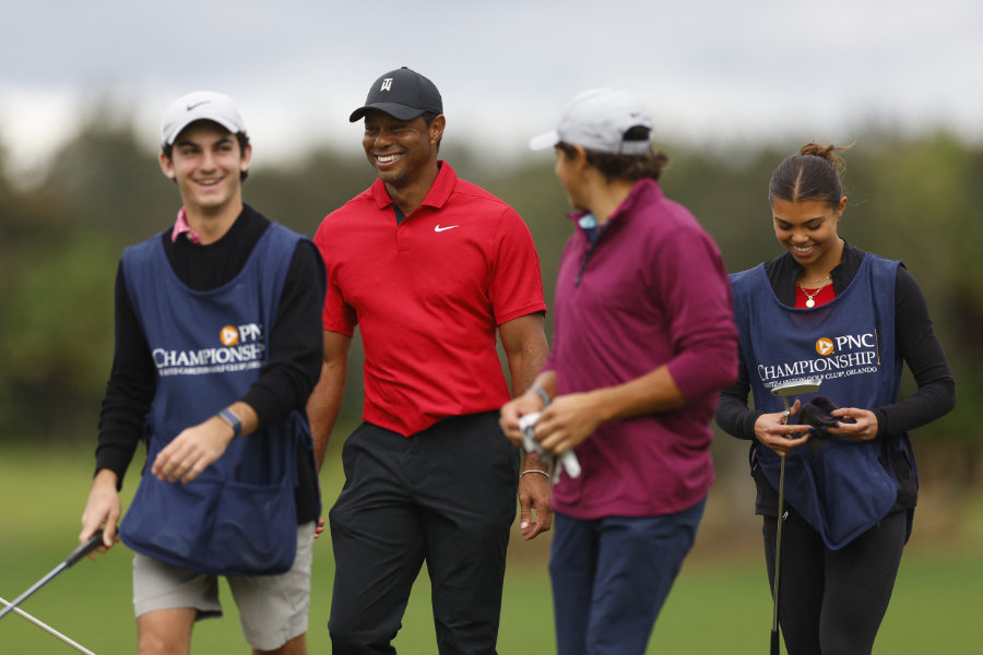 Tiger Woods mit seinen Kindern und seinem Caddie