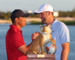 Tiger Woods gratuliert Scottie Scheffler zum Gewinn der Hero World Challenge 2024