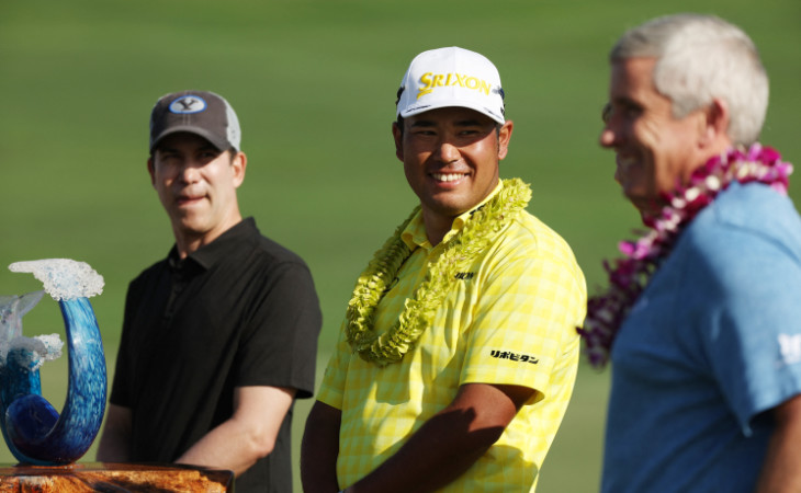 Hideki Matsuyama und der PGA Tour Commissioner Jay Monahan mit der Trophäe von The Sentry