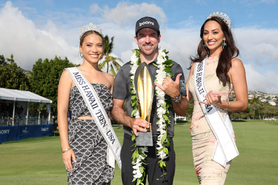 Nick Taylor und zwei Miss Hawaii mit der Trophäe der Sony Open 2025