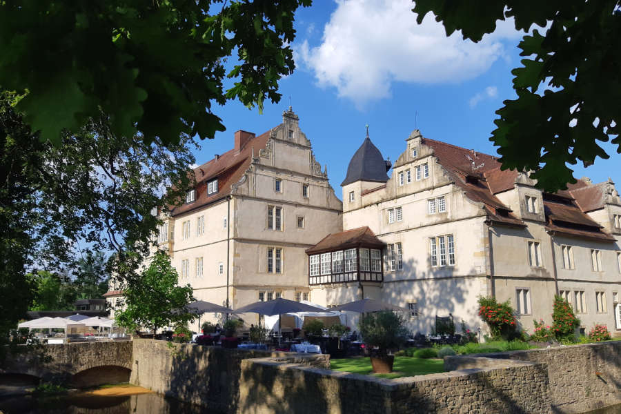 Eine schöne Terrasse vor dem Schlosshotel Münchhausen