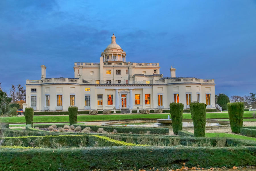 Das Stoke Park Hotel, Schauplatz des legendären Golfmatches zwischen James Bond und Goldfinger in dem Film Goldfinger