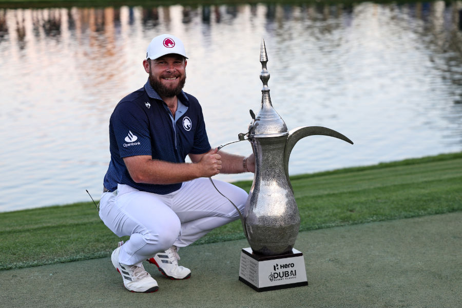 Tyrrell Hatton posiert mit der Trophäe des Dubai Desert Classic