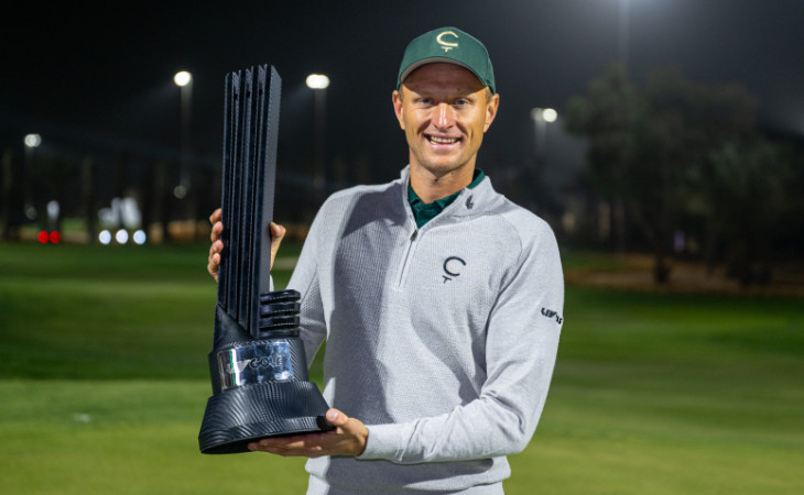 Adrian Meronk mit der Trophäe des LIV-Events in Riyadh